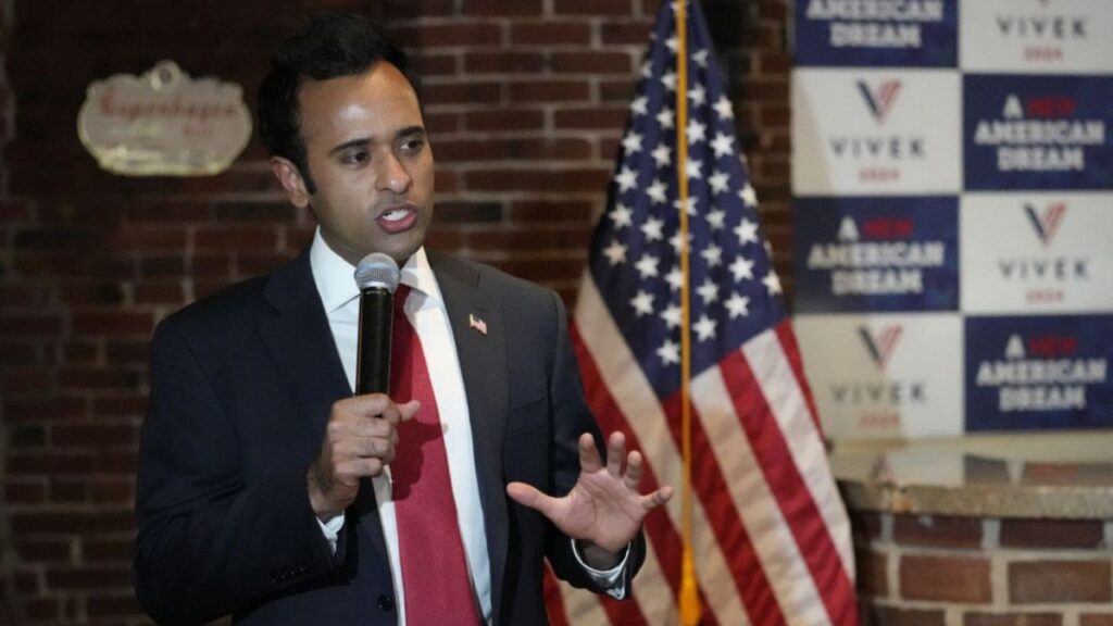 Vivek Ramaswamy suspende su campaña presidencial y se une a Donald Trump