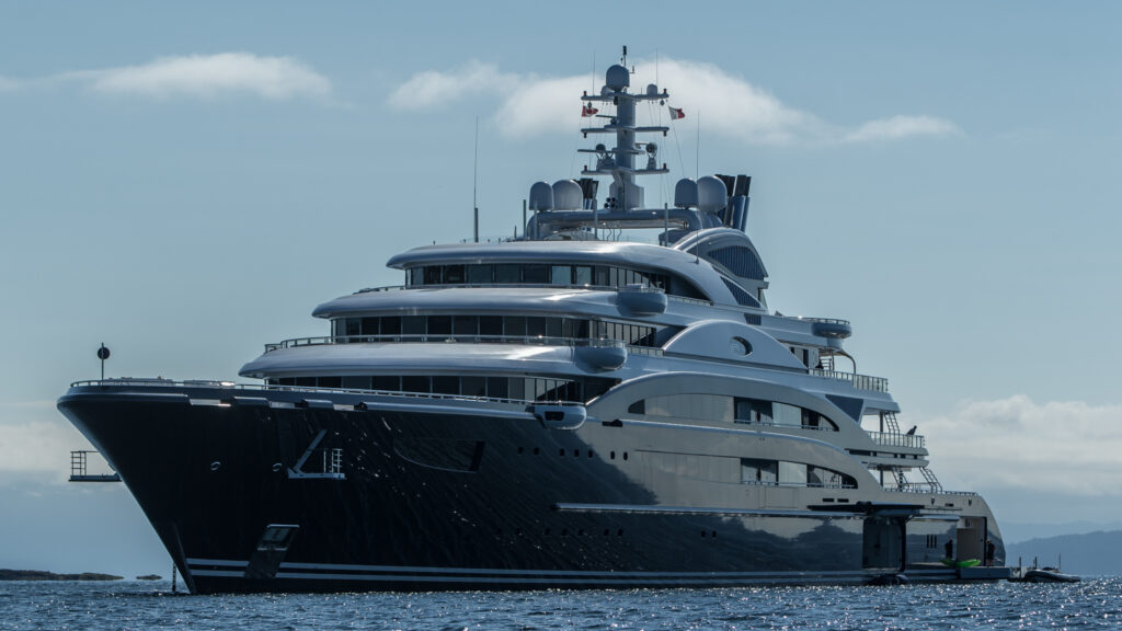 mega yate