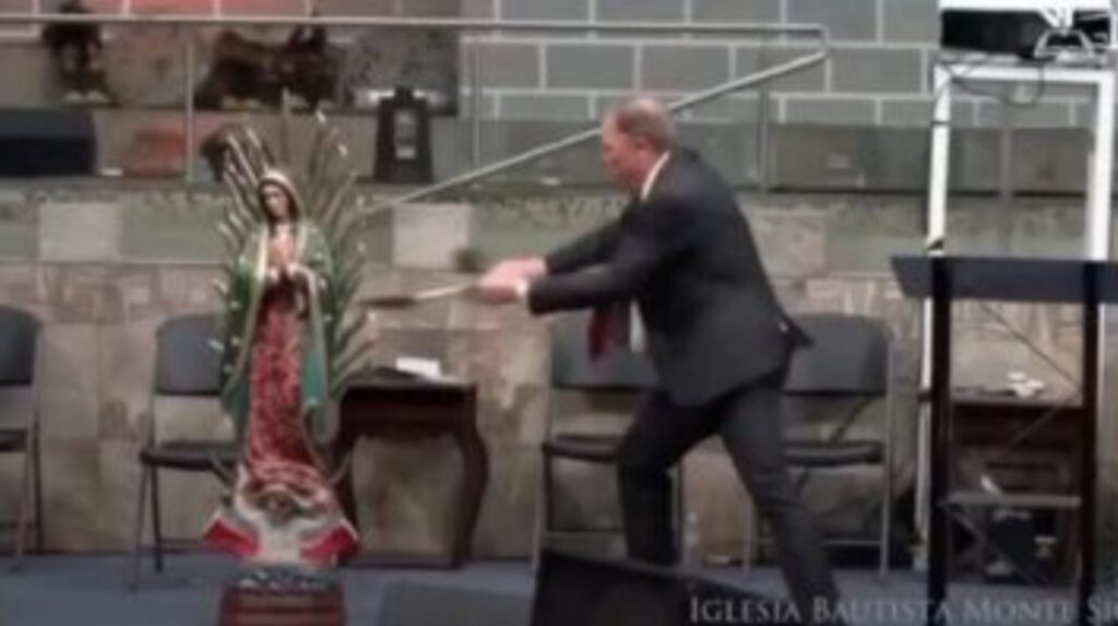 pastor destruye la virgen de Guadalupe