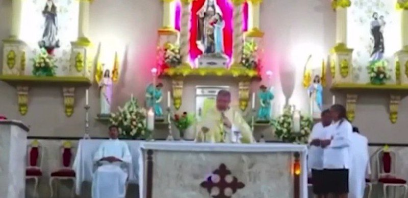 Sacerdote es criticado por cuestionar la decoración de una boda: "Debe ser una pareja pobre"