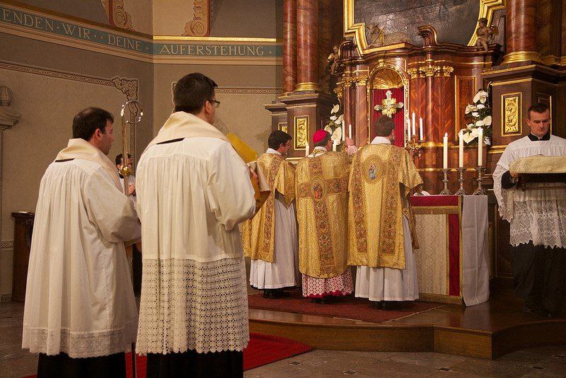 Sacerdotes españoles se niegan a bendecir parejas del mismo sexo y reúnen firmas de los feligreses