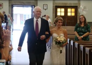 Una novia fue acompañada el dia de su boda por el receptor del corazón de su padre