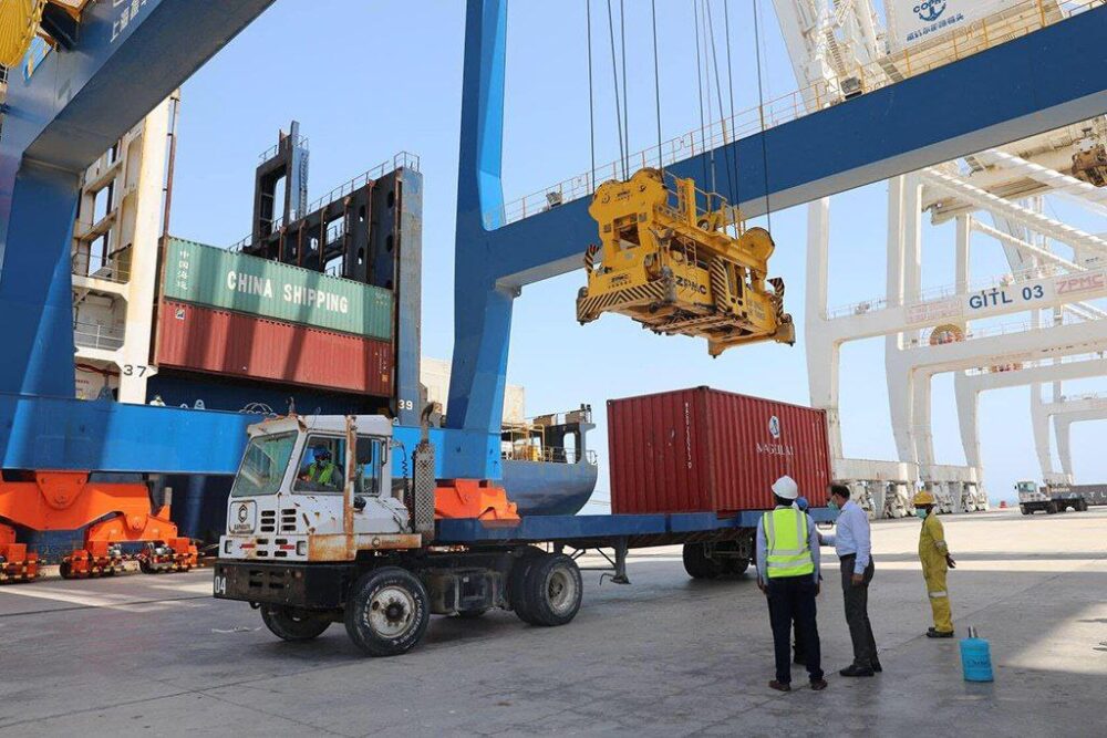 México ha superado a China como el principal exportador de bienes en Estados Unidos (EEUU) luego de dos décadas de relaciones comerciales. Según los últimos reportes, México se convirtió en el principal exportador de bienes de la nación vecina. El Departamento de Comercio detalló que los nuevos datos comerciales revelan que México envió a EEUU 475,600 millones de bienes. La cifras anteriores confirman que México superó a China como principal exportador el 2023; algo histórico que no se había visto en 20 años de relaciones comerciales. "China exportó bienes por valor de US$ 427.200 millones a Estados Unidos el año pasado, una caída del 20% con respecto a 2022", detalla el Departamento de Comercio. Se indicó que el déficit comercial total de bienes y servicios de Estados Unidos fue de US$ 773.400 millones en el 2023, una disminución del 19% con respecto a 2022. Expertos han señalado que se trata de la caída anual más importante desde el 2009, donde México logró superar a China como principal exportador.  Para algunos economistas, este fenómeno se debe al precio del dólar en relación con el costo de los productos. Asimismo, se explicó que los aranceles que impuso Donald Trump impactó negativamente. A lo anterior, se suma la decisión de reducir sus compras de bienes como productos electrónicos que se producen ampliamente en China. "Los estadounidenses han estado reduciendo sus compras de bienes como productos electrónicos que se producen ampliamente en China desde que desaparecieron los cuellos de botella en la cadena de suministro después de que se afianzara la pandemia", se explicó sobre el fenómeno de que México logró superar a China como exportador.