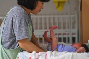 Empresa surcoreana ofrece pagar $75.000 a sus trabajadores cada vez que tengan un bebé