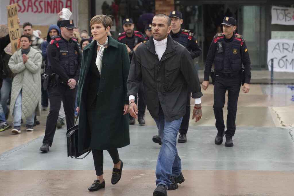 Dani Alves sale de prisión tras pagar la millonaria fianza