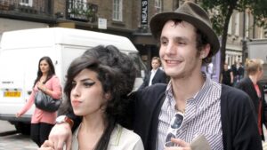 El exesposo de Amy Winehouse se arrepiente de haber inducido a la cantante a las drogas