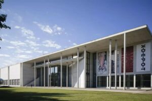 Un empleado es despedido de un museo por colgar sus propias obras de arte en la galería