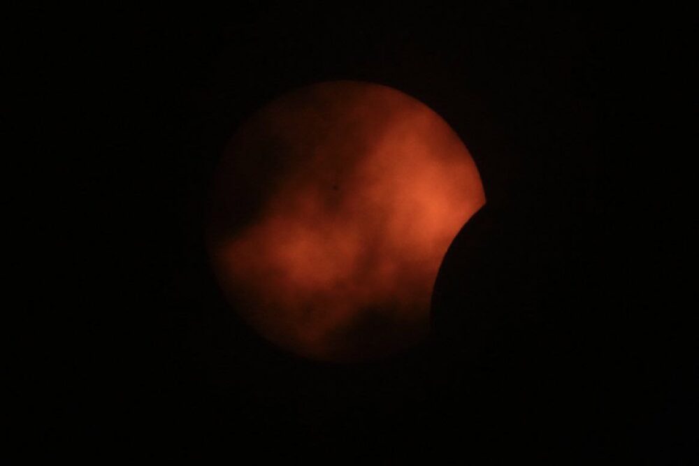 Temblor en California mientras se experimenta el eclipse solar total