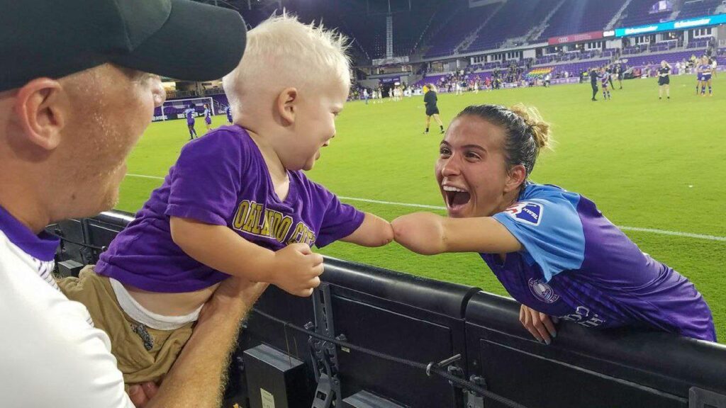 La inspiradora imagen que demuestra que convirtió en tendencia a la futbolista Carson Pickett