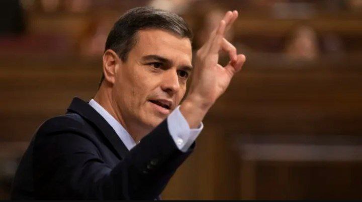 Pedro Sánchez decide continuar en la presidencia luego que la Fiscalía pidiera archivar la causa contra su esposa
