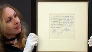 Subastarán la servilleta en la que se firmó el primer contrato de Messi con el Barcelona