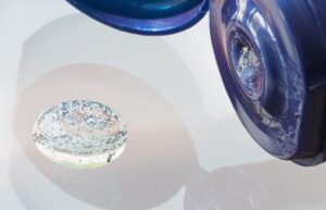 Encuentran microplástico “cancerígeno” en los testículos de los hombres