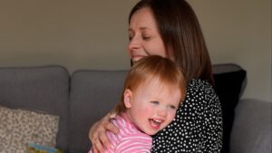 Niña británica restaura su capacidad auditiva gracias a una terapia genética innovadora