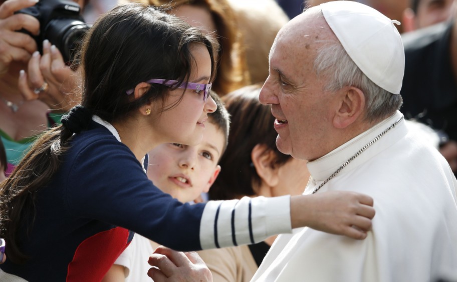 Papa Francisco le dice al mundo que no faltan perro ni gatos; "faltan niños"