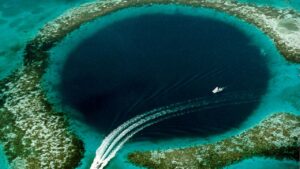 Descubren el agujero azul más profundo del mundo en México