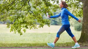 La longitud de los pasos al caminar podría ayudar a quemar más calorías