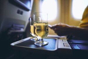 Beber alcohol durante un vuelo podría ser mortal