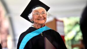 Una mujer que sobrevivió a la Segunda Guerra Mundial se gradúa a los 105 años