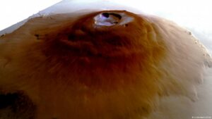 Científicos descubren enormes depósitos de agua helada en los cráteres de Marte