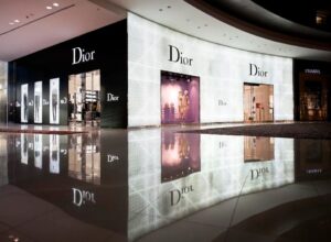 Acusan a Dior de pagar apenas $57 a contratistas por la fabricación de bolsos que se venden a $2,780