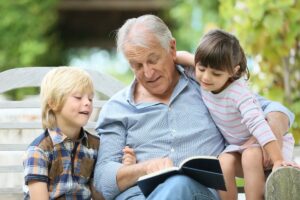Suecia autoriza licencia parental remunerada a los abuelos para cuidar a sus nietos