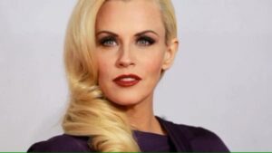 Ex modelo de Playboy reveló que robó una cruz de la habitación del papa Francisco en el Vaticano