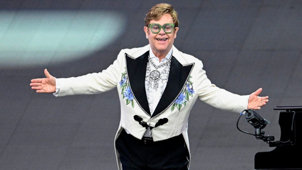 Elton John se despoja de objetos valiosos para recaudar fondos