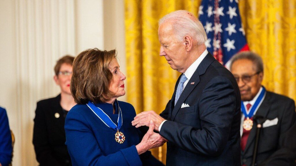 Biden se niega a dejar la candidatura a pesar que Pelosi le advierte que perderá