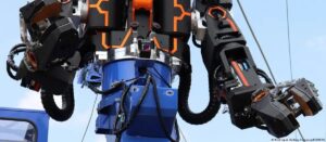 Gigantesco robot humanoide realiza tareas de mantenimiento ferroviario en Japón