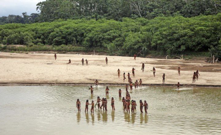 Indígenas de tribu completamente aislada atacan con flechas a invasores