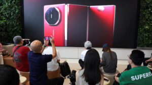 Huawei presenta el Mate XT, su teléfono “triple plegable” de $2,800