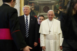 El Papa Francisco critica a Trump y Harris y afirma que los votantes deben elegir el «mal menor»