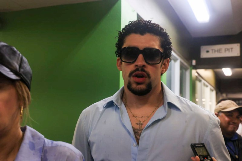 "Escuchen a su corazón", dice Bad Bunny tras votar por Kamala Harris 