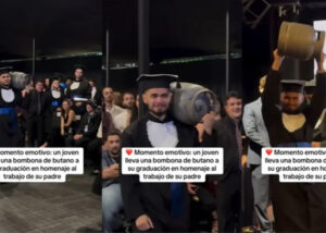Graduado homenajea a su padre cargando un cilindro de gas durante su ceremonia