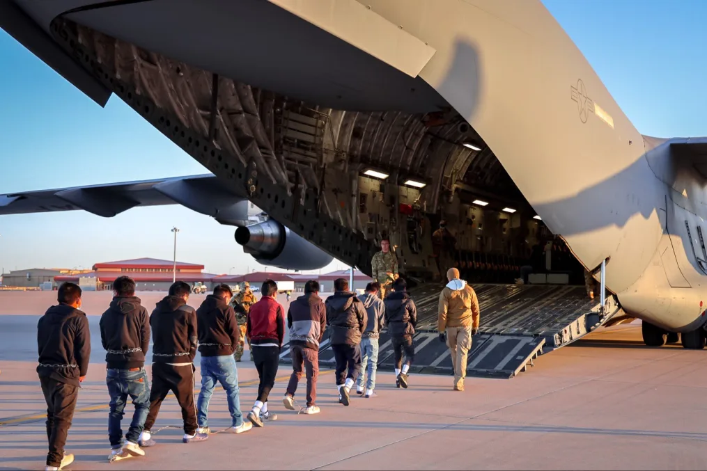 deportación prometida, avión militar