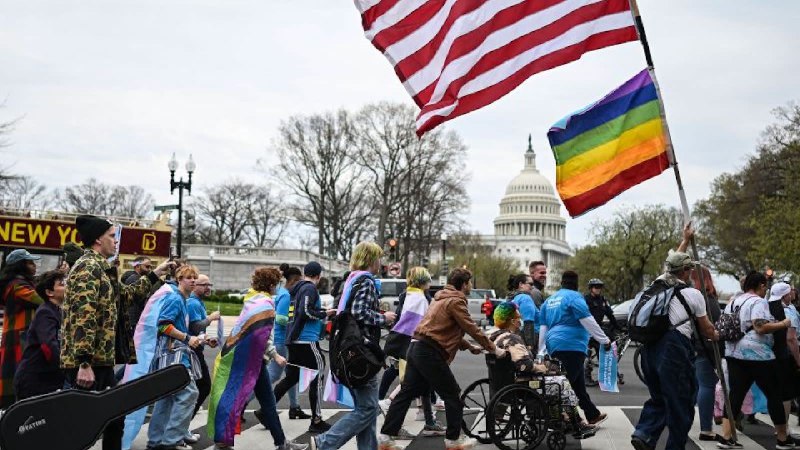 Trump prohíbe exhibir banderas LGTB