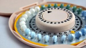 El uso de anticonceptivos orales disminuye el riesgo de desarrollar cáncer de ovario en un 26%