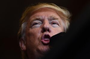 Trump amenaza con imponer aranceles a los países que envíen petróleo a Cuba 