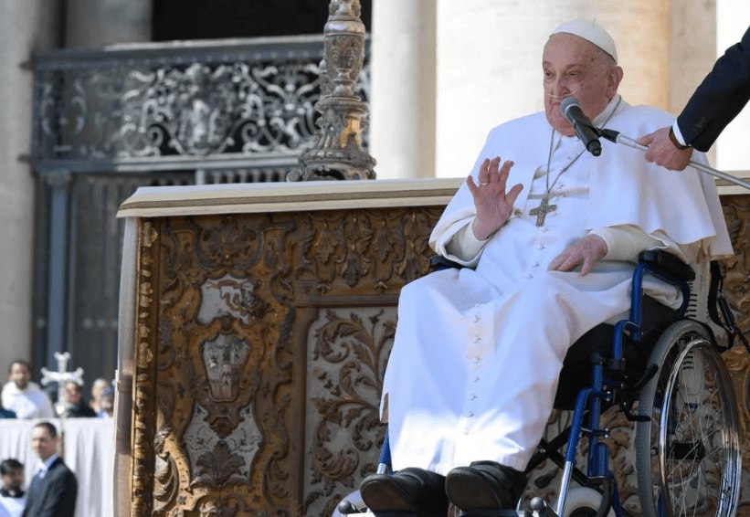Papa Francisco aparece públicamente tras dos semanas de salir del hospital
