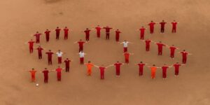 Migrantes tienen “terror” de ser enviados a la cárcel de máxima seguridad de El Salvador 