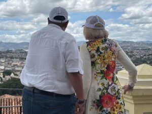 El alcalde de la capital de Honduras presume los arreglos que le ha hecho a la ciudad: Llevó a Laura Bozzo  a los mejores lugares