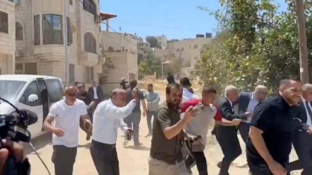 ispara contra una delegación de diplomáticos 