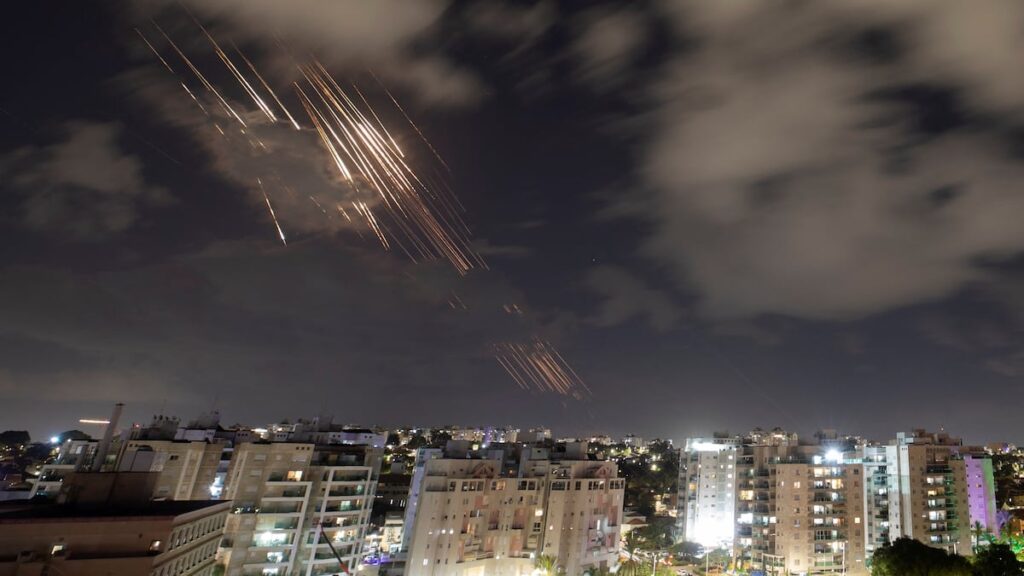 irán bombardea Israel