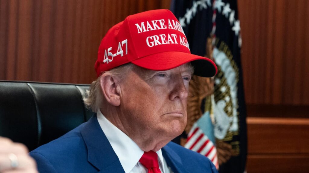 trump, equipos de fútbol y béisbol