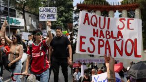 Mexicanos  dicen “fuera gringos”, exigiendo al gobierno sacar a los extranjeros del país 