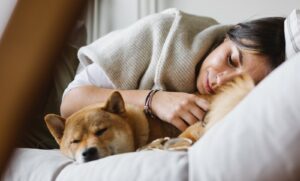 Mujeres duermen mejor al lado de sus perros que con su pareja, según estudio