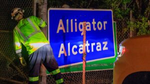 Advierten que inmigrantes detenidos en “Alligator Alcatraz” se encuentran en huelga de hambre 