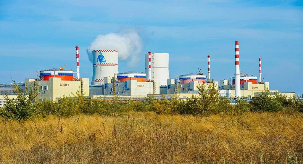 Una central nuclear rusa en Kursk aparece operativa tras el ataque frustrado que denunció Moscú, con varias torres y vapor elevándose bajo cielo azul.