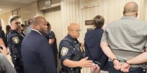 Funcionarios demócratas intentan acceder a un centro de detención para confirmar abuso del ICE y son detenidos 