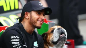 Lewis Hamilton rinde homenaje a su perro Roscoe tras su partida